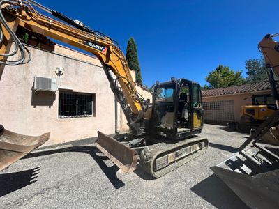 deux pelles mécaniques garées devant un bâtiment