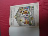 un livre ouvert posé sur une surface rouge