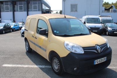 une camionnette jaune garée sur un parking à côté d'autres voitures