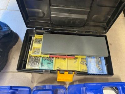 1 boîte de visseries VENTE SUR DESIGNATION SE TROUVANT A ETA…