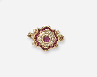 une broche-bague sertie de rubis et de diamants