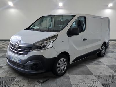 la camionnette blanche est garée sur le sol en damier d'une pièce