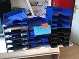 beaucoup de sacs bleus posés sur une étagère dans une pièce