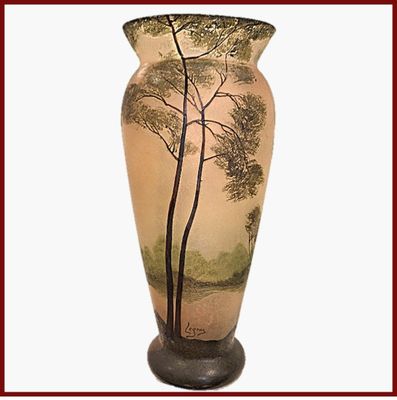 un vase orné d'une peinture représentant un arbre