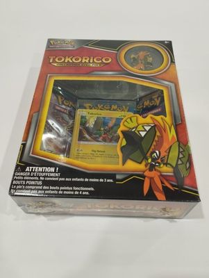gros plan d'une boîte de cartes pokemon sur une table