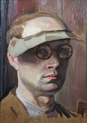 tableau représentant un homme portant un chapeau et des lunettes devant une porte en bois