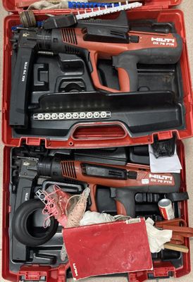 une caisse à outils rouge avec des outils sur le sol