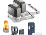 une photo représentant un ensemble de gadgets et d'accessoires sur fond blanc
