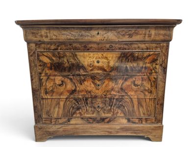 image d'une commode en bois sur fond blanc