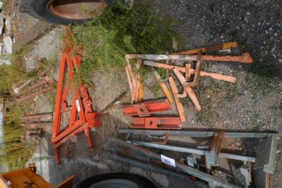 de nombreux morceaux de bois posés par terre