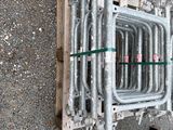 un ensemble de tuyaux situés sur le côté d'un immeuble