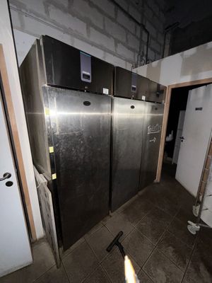 une photo d'une cuisine où l'on voit de nombreux réfrigérateurs