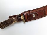 un couteau posé sur un morceau de bois