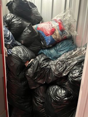 un tas d'ordures dans un débarras, près d'une porte
