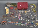 beaucoup de perles et d'autres objets posés sur une table