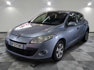la photo d'une voiture garée dans un garage