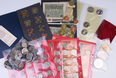 il y a plein de pièces de différentes sortes dans le sac