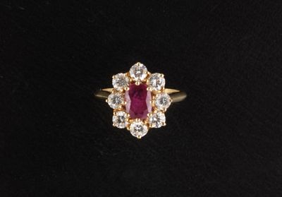 Bague à entourage en or jaune 18K sertie d'un rubis ovale et… - Photo 1