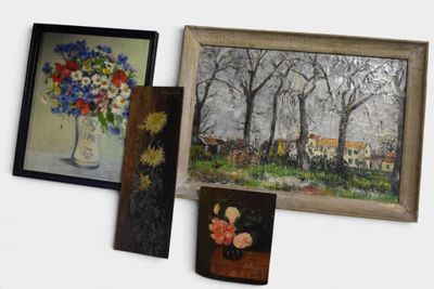 trois tableaux accrochés au mur, à côté d'un vase de fleurs