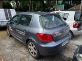 une voiture garée sur un parking avec d'autres voitures