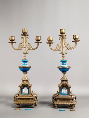 paire de candélabres anciens en laiton et verre bleu, sur pied