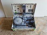 une valise contenant des outils, posée par terre