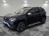 La nouvelle Dacia est garée dans le showroom du concessionnaire.