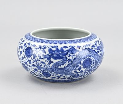 un vase bleu et blanc orné d'un dragon
