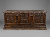 un coffre en chêne orné de panneaux sculptés et de sculptures