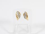 une paire de boucles d'oreilles en or et diamants posée sur un présentoir transparent