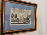 une photo d'une photo accrochée au mur