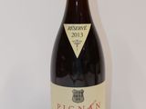 une bouteille de vin posée sur une table