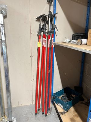 un porte-skis et des bâtons de ski dans une pièce