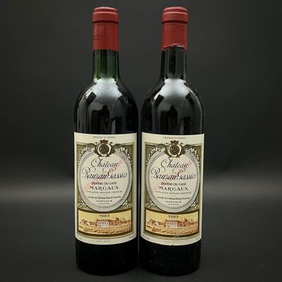 deux bouteilles de vin rouge posées l'une à côté de l'autre sur une table
