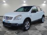La Nissan RAV blanche est garée sur un sol carrelé à damier.