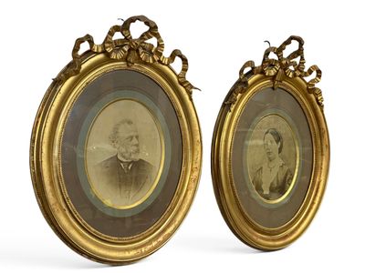 une paire de portraits anciens représentant un homme et une femme, dans des cadres dorés