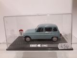 une petite voiture bleue dans une vitrine