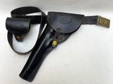 un vieil étui en cuir avec une ceinture en cuir et une ceinture en cuir