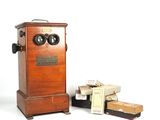 un téléphone à l'ancienne posé à côté d'une pile de cartons