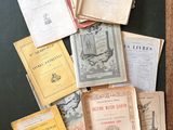 de nombreux livres anciens posés sur une table à cadre en bois