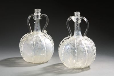 deux vases en verre transparent posés l'un à côté de l'autre sur une table