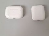 deux AirPods d'Apple posés l'un à côté de l'autre sur une table