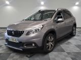 la voiture argentée est garée dans la pièce au sol en damier