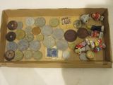 une boîte remplie de pièces de monnaie de toutes sortes posée sur une table