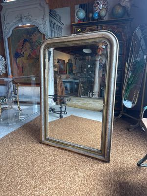 a mirror that is sitting on the floor in a room