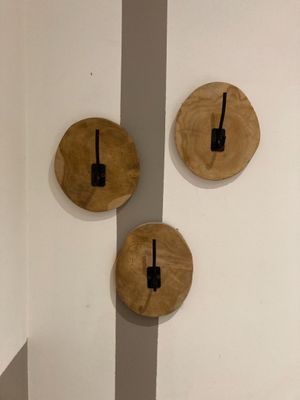 trois horloges accrochées au mur