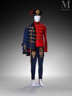 un mannequin vêtu d'un uniforme rouge et bleu orné d'un crâne