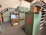 une pièce avec beaucoup de cartons et des cartons sur le sol