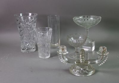 un grand nombre d'objets en verre posés sur une table