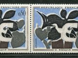 deux timbres sur lesquels figurent une femme et un oiseau